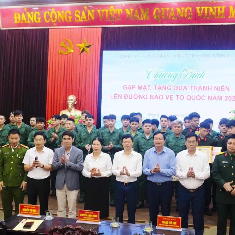 Phường Đông A gặp mặt, tặng quà thanh niên lên đường bảo vệ tổ quốc năm 2026