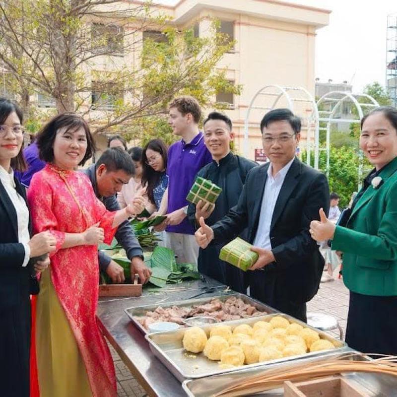 TRƯỜNG TIỂU HỌC TRẦN NHÂN TÔNG: TRẢI NGHIỆM “GÓI BÁNH CHƯNG NGÀY XUÂN - TẾT YÊU THƯƠNG”