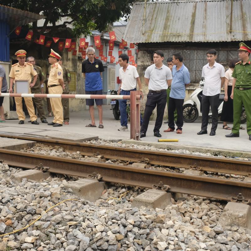 Phường Đông A quyết liệt xóa bỏ lối đi tự mở qua đường sắt, bảo đảm an toàn giao thông