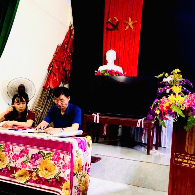 Đồng chí Nguyễn Thị Như – Phó bí thư Đảng ủy, Chủ tịch UBND phường dự sinh hoạt Chi bộ Chợ Giữa