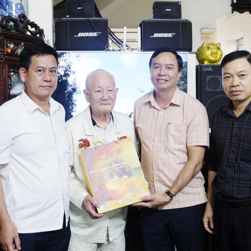 Phường Đông A: Thăm tặng quà tri ân người lính Điện Biên