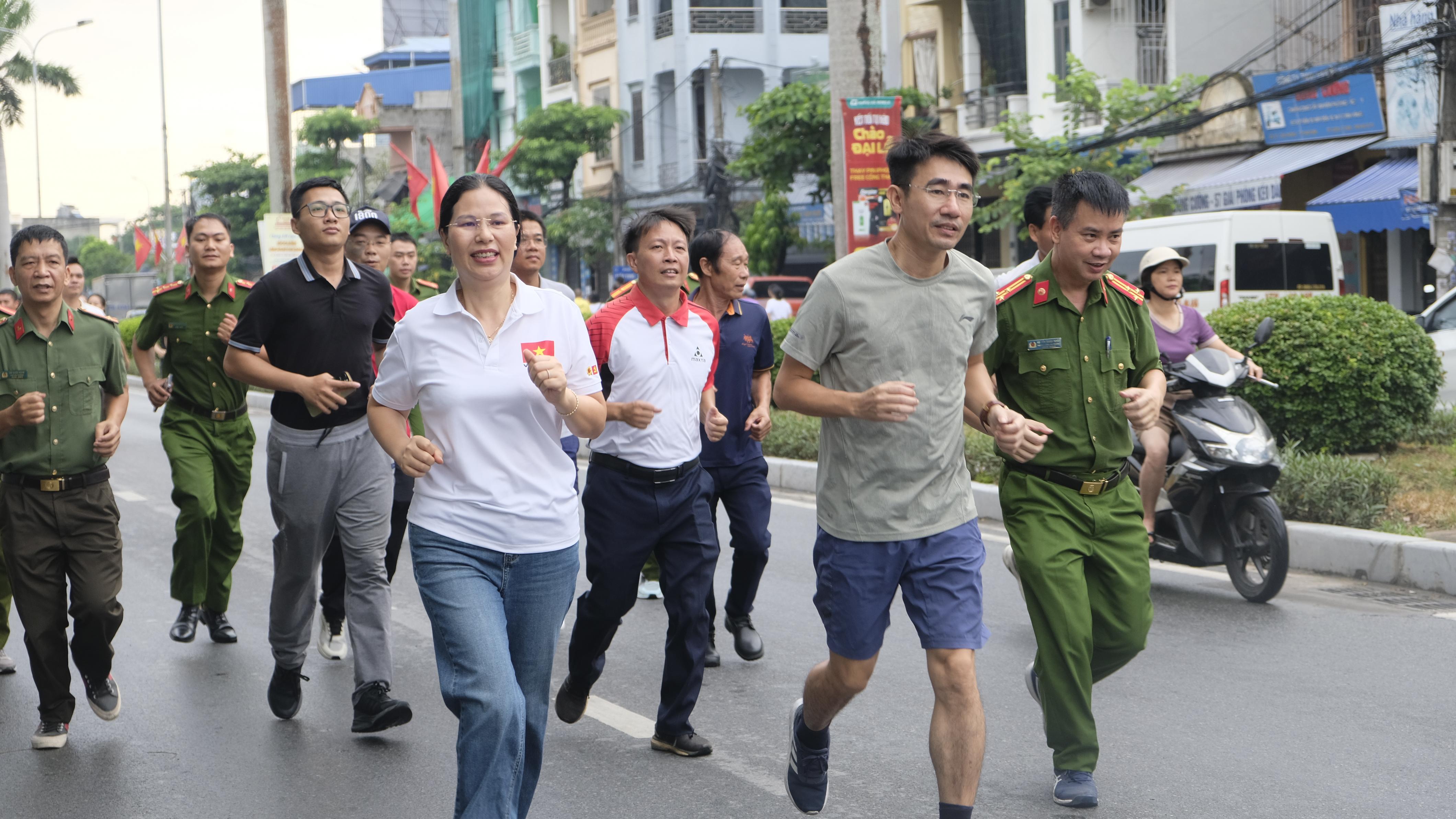 Ảnh lãnh đạo tham gia  chạy 2
