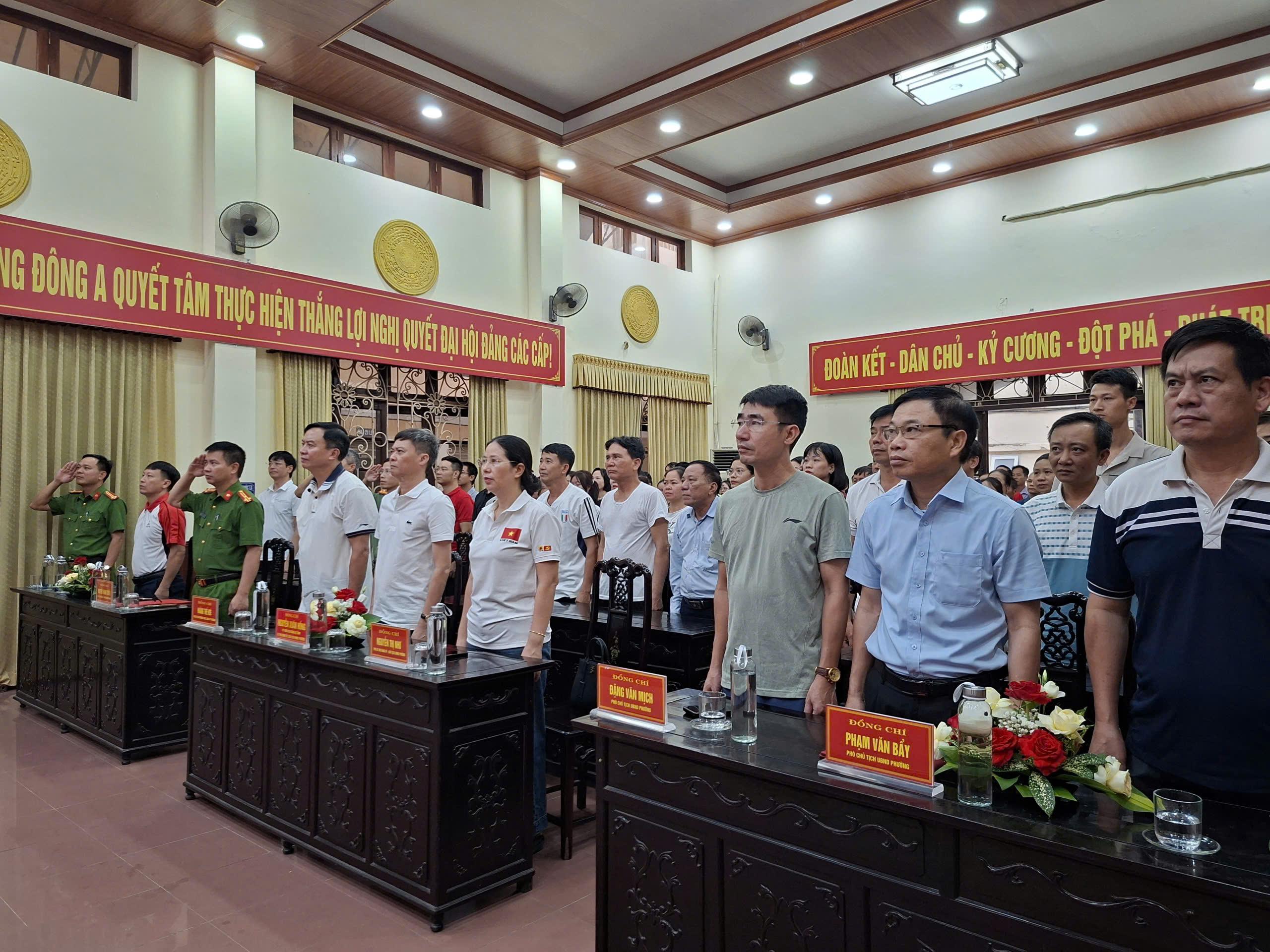 Ảnh  lãnh đạo thực hiện Nghi lễ chào cờ