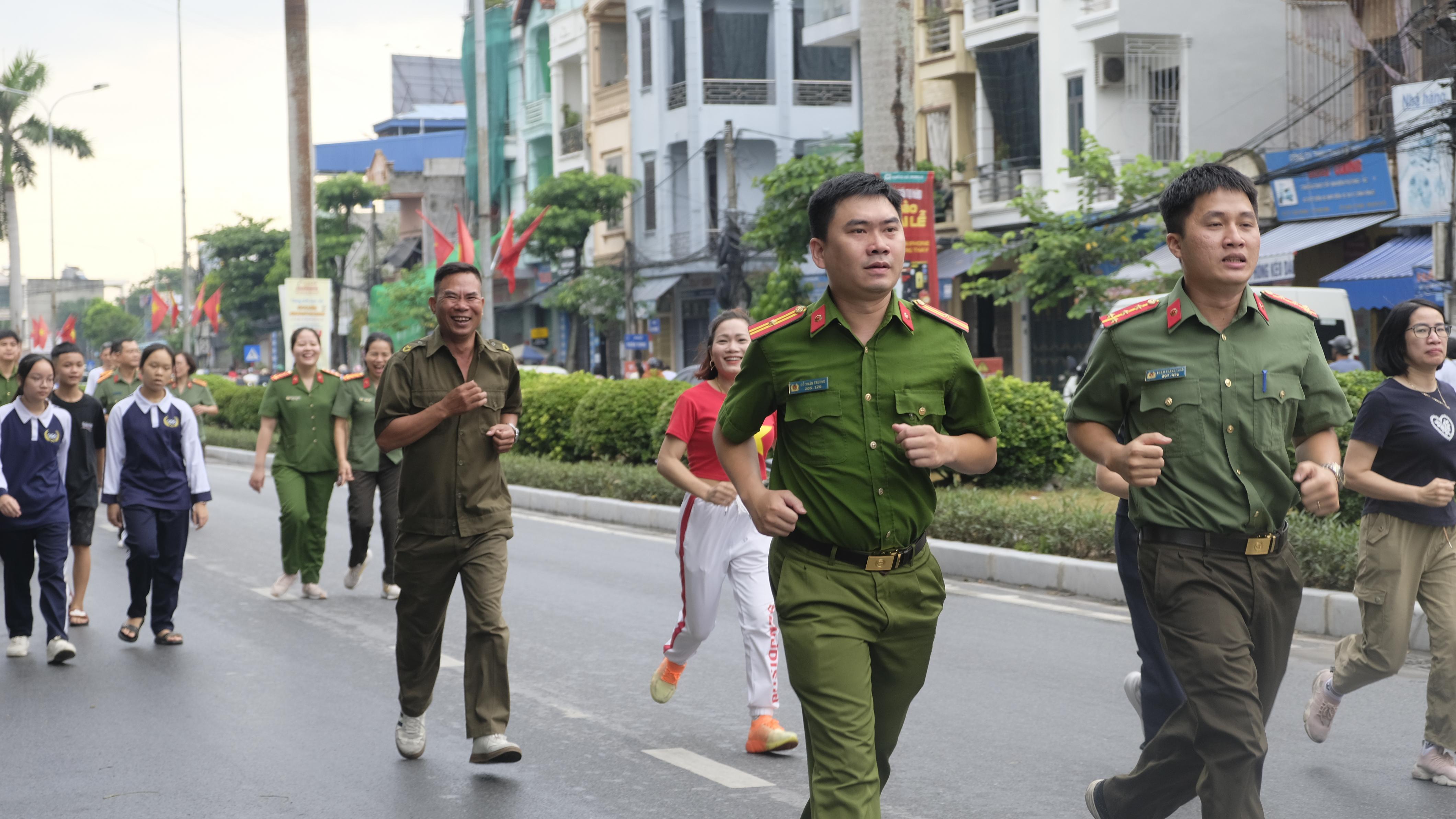 Cán bộ công chức chạy 6