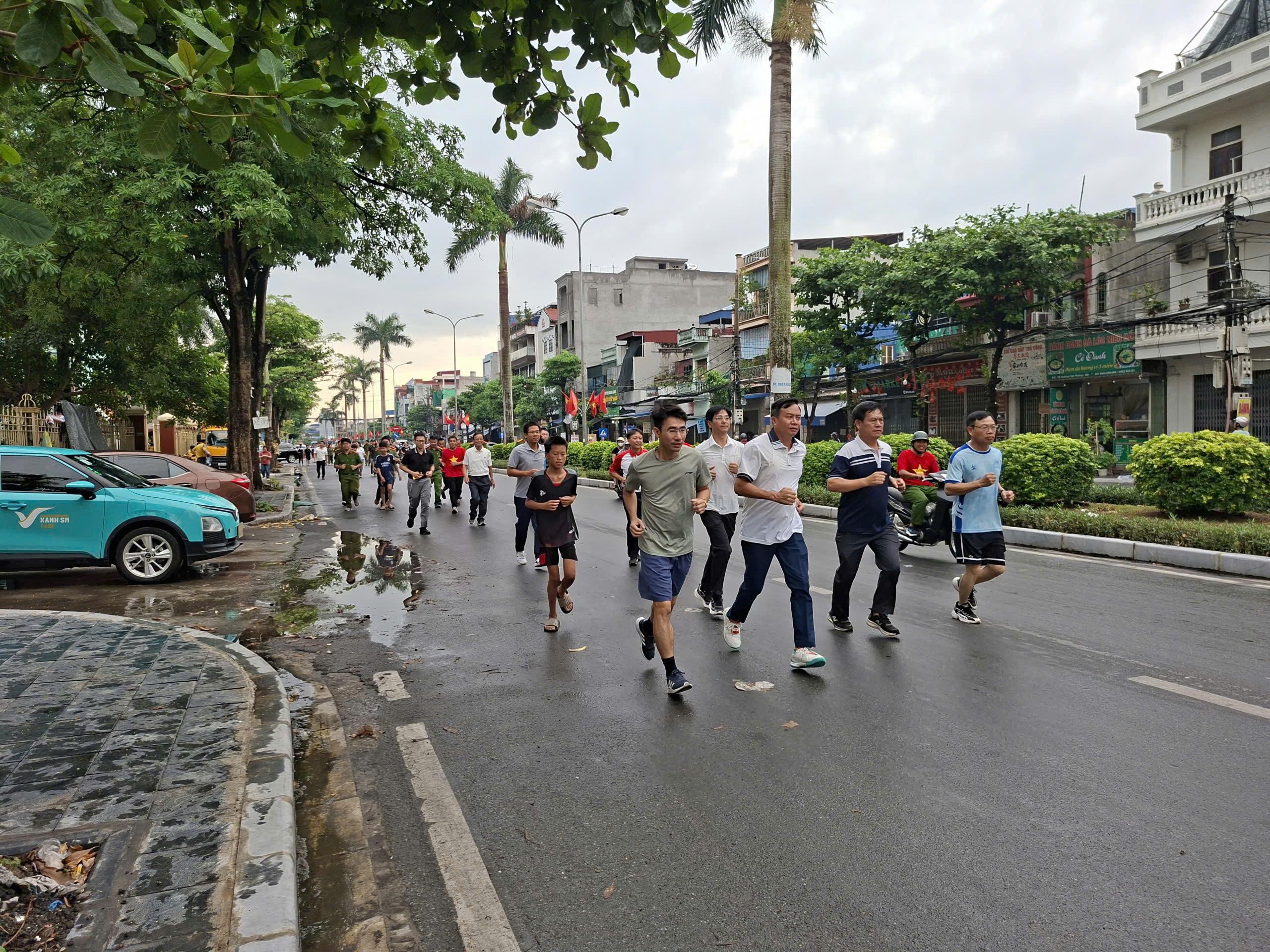 Lãnh đạo phường tham gia chạy 4