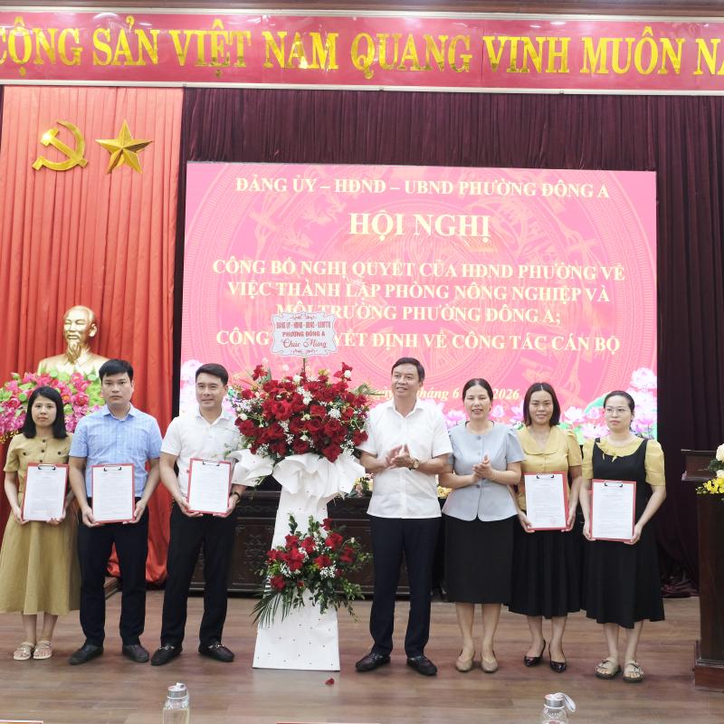Phường Đông A công bố Nghị quyết thành lập Phòng Nông nghiệp và Môi trường và các Quyết định về công tác cán bộ