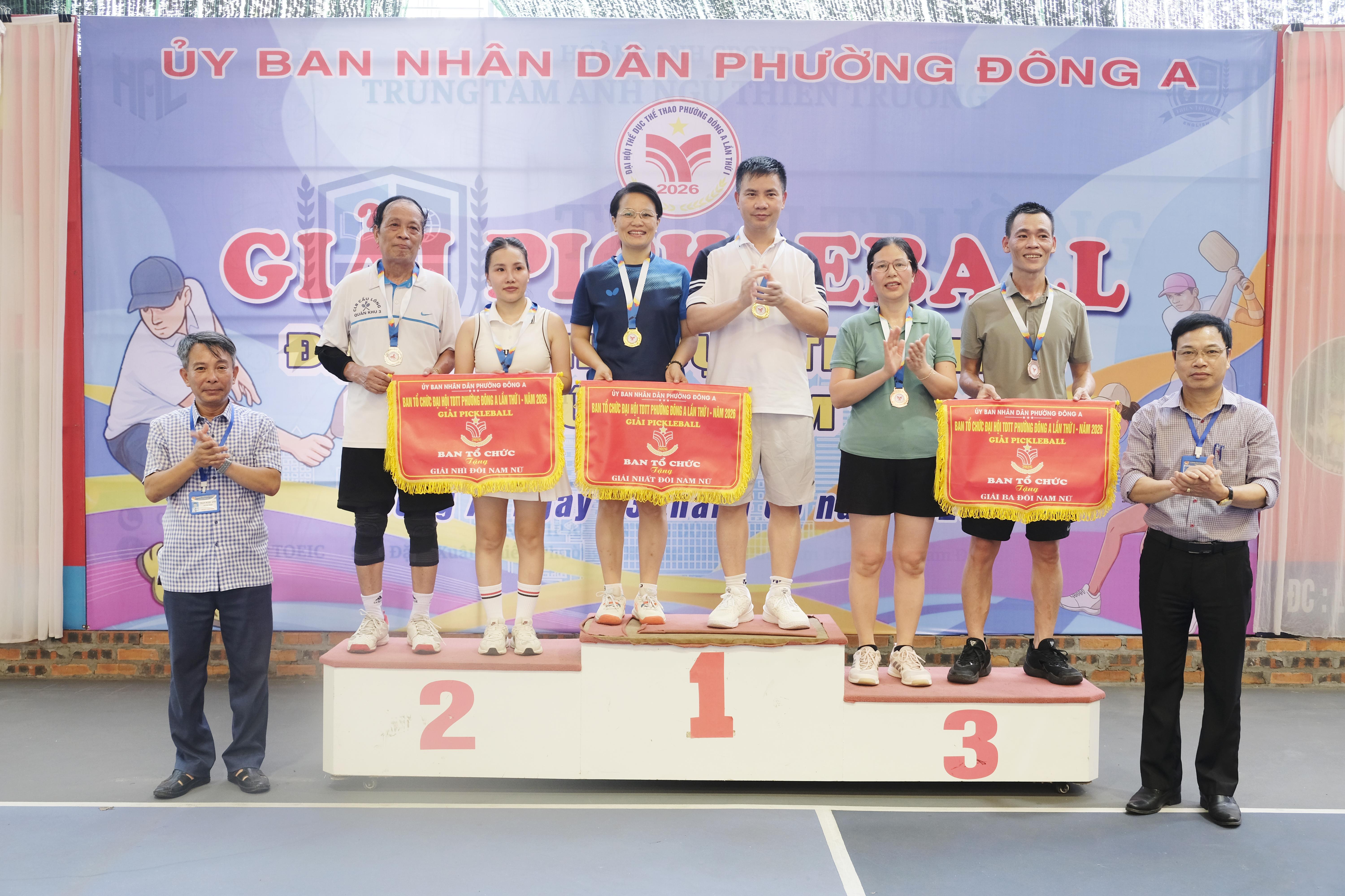 trao thưởng đôi nam nữ