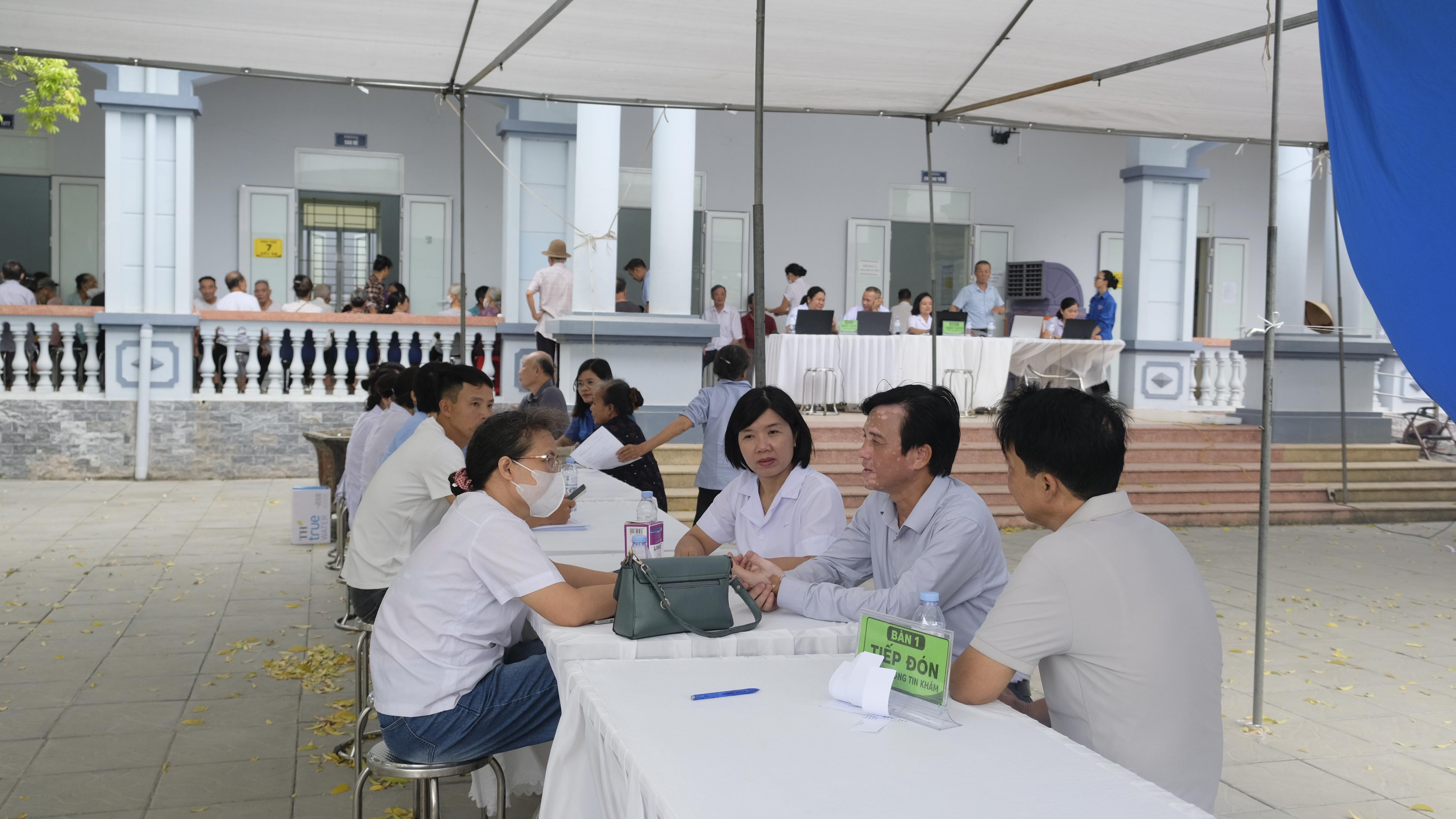 cán bộ hỗ trợ tiếp đón 2