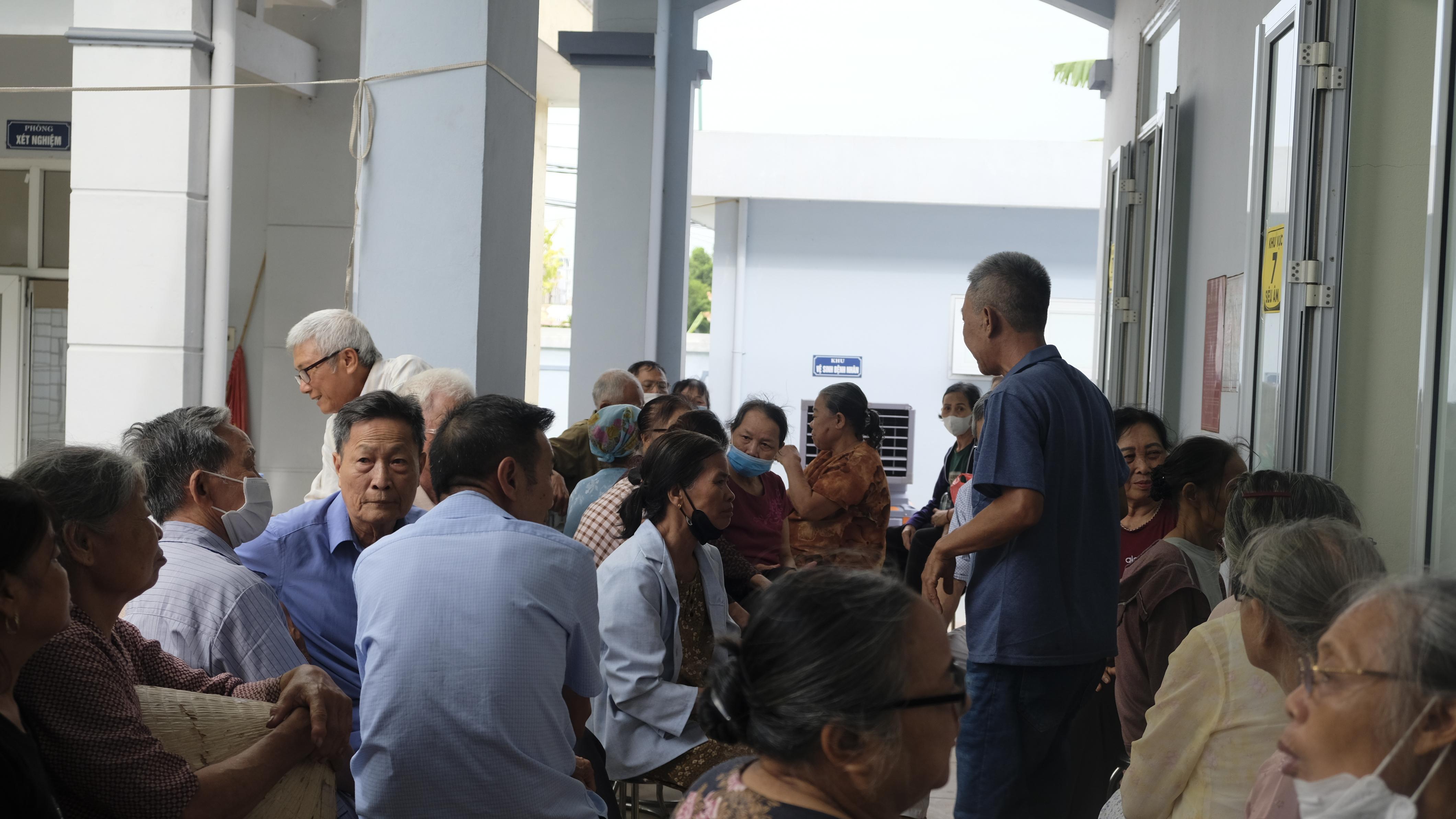 Hình ảnh nhân dân khám bệnh 3