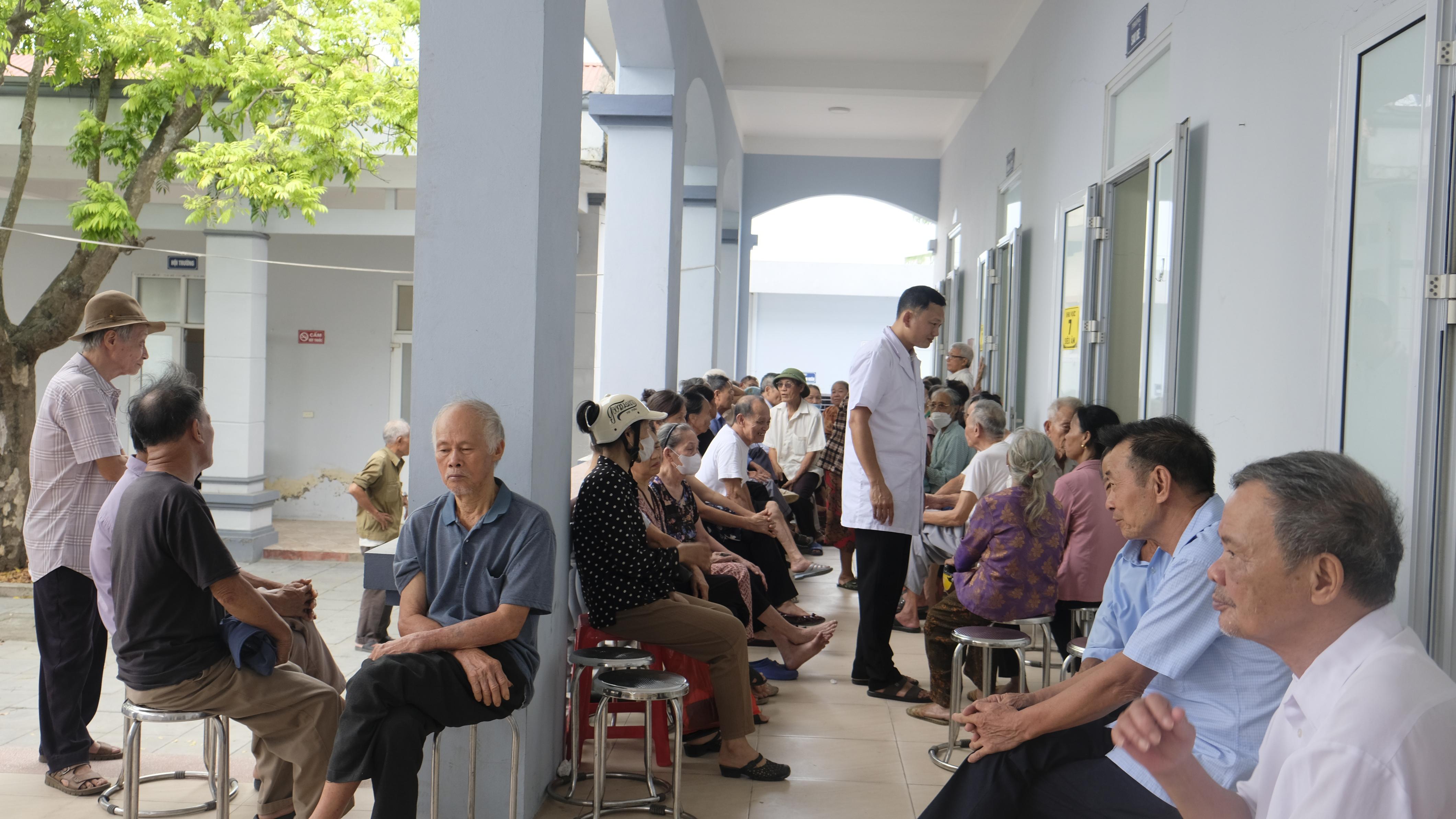 Nhân dân đến khám chữa 1