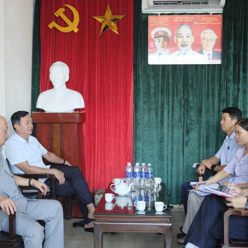 Đoàn công tác của Ban Thường vụ Đảng ủy phường Đông A thăm và làm việc tại Chi bộ Công ty cổ phần Đăng kiểm xe cơ giới Hà Nam Ninh