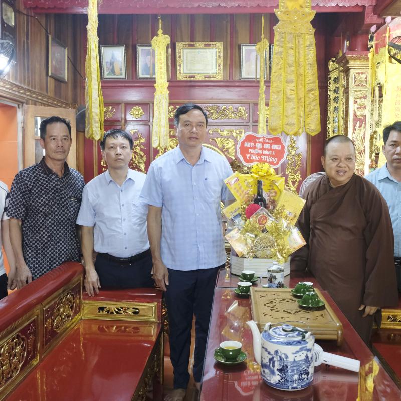 Đồng chí Phó Bí thư Thường trực Đảng ủy phường Đông A thăm, chúc mừng chùa Phượng Long nhân dịp Đại lễ Phật đản năm 2026