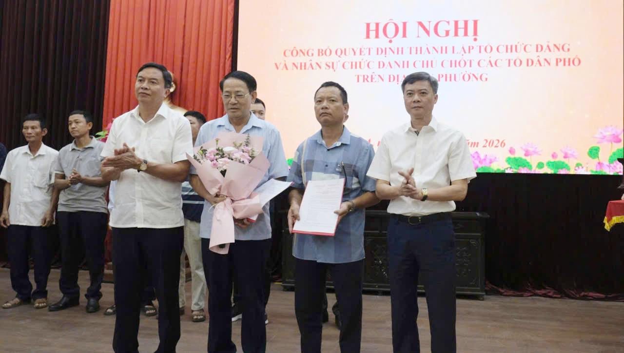 ảnh trao quyết định chi bộ 2