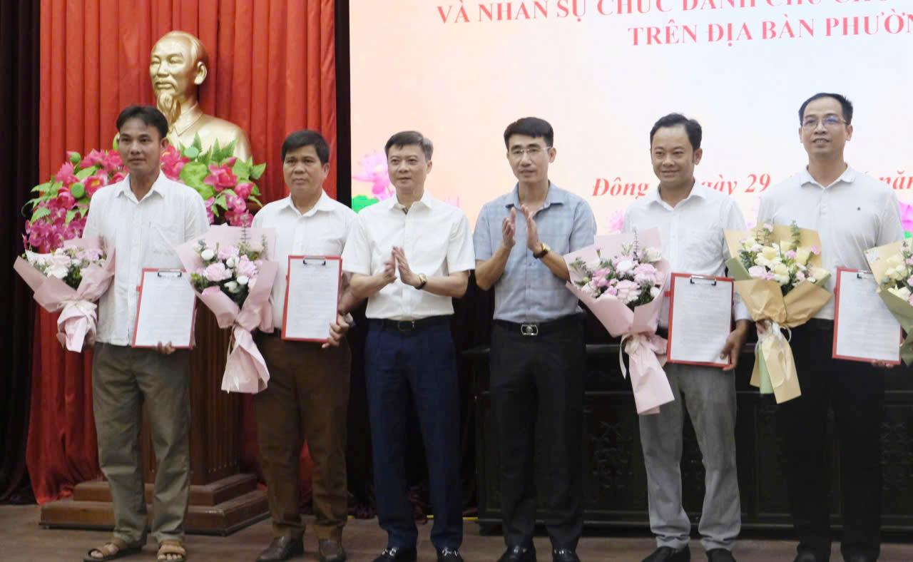 Trao quyết định cho các Tổ trưởng dân phố 1
