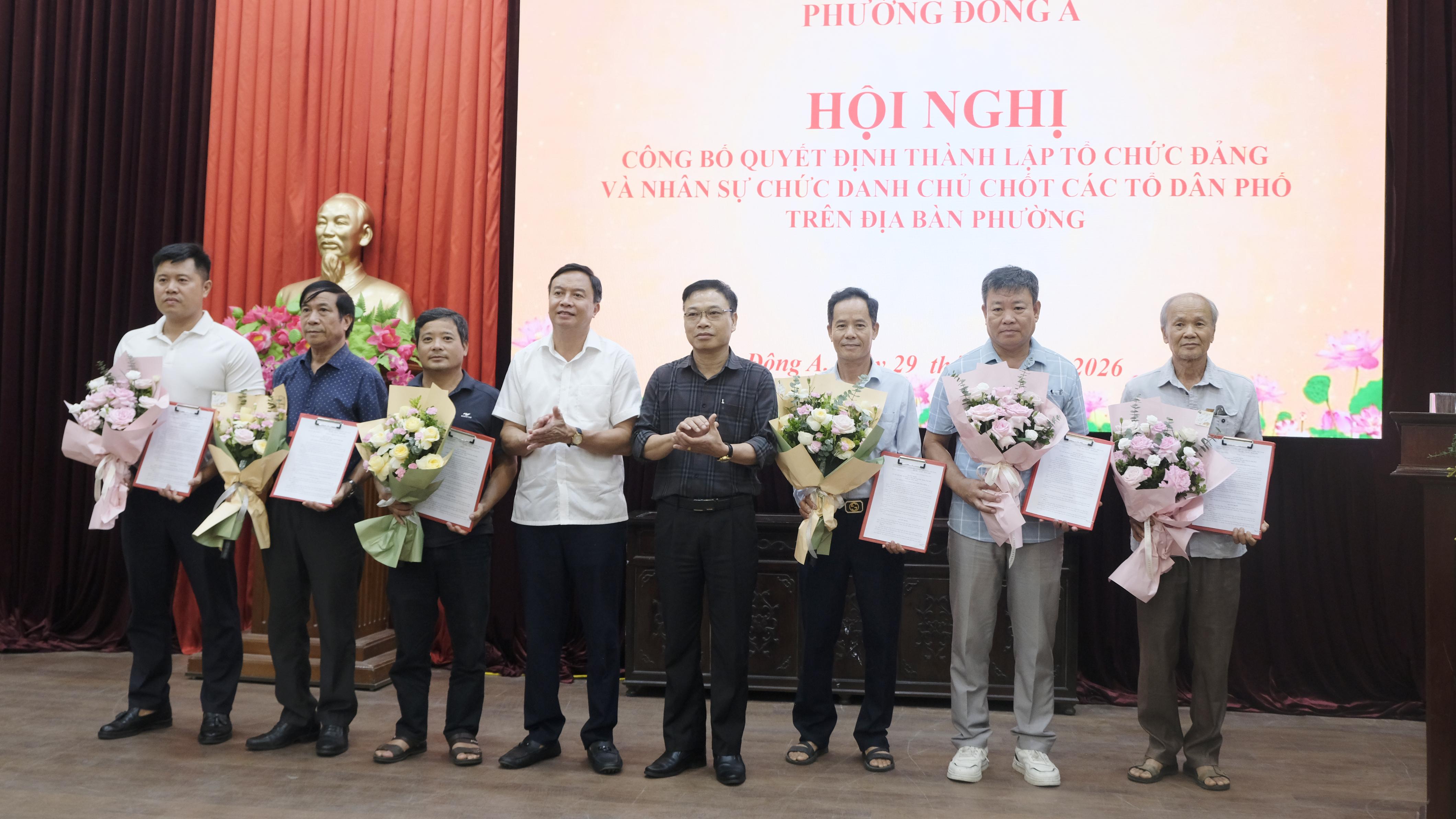 Trao quyết định cho tổ trưởng TDP 2