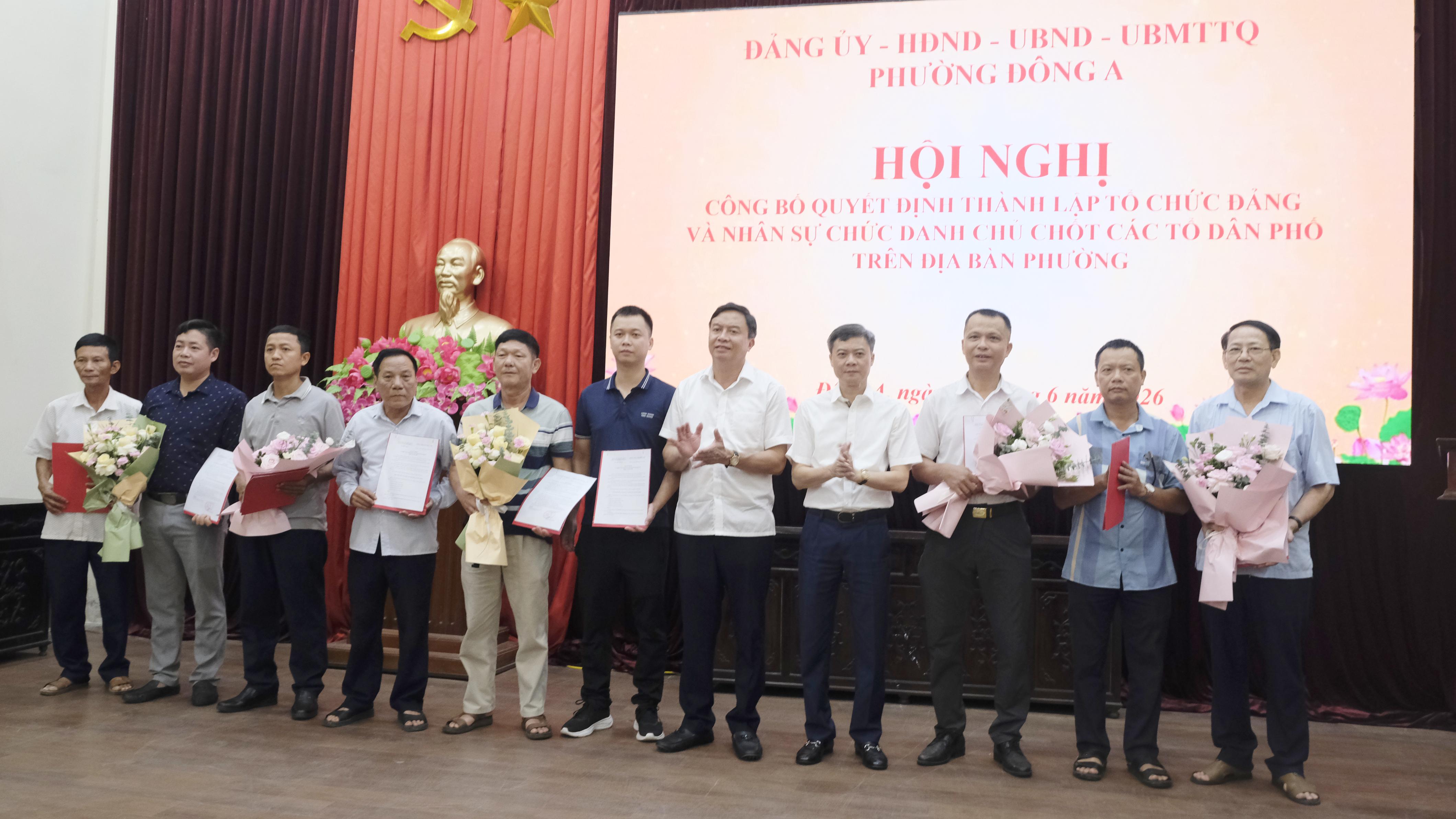 Trao quyết định thành lập Chi bộ 1