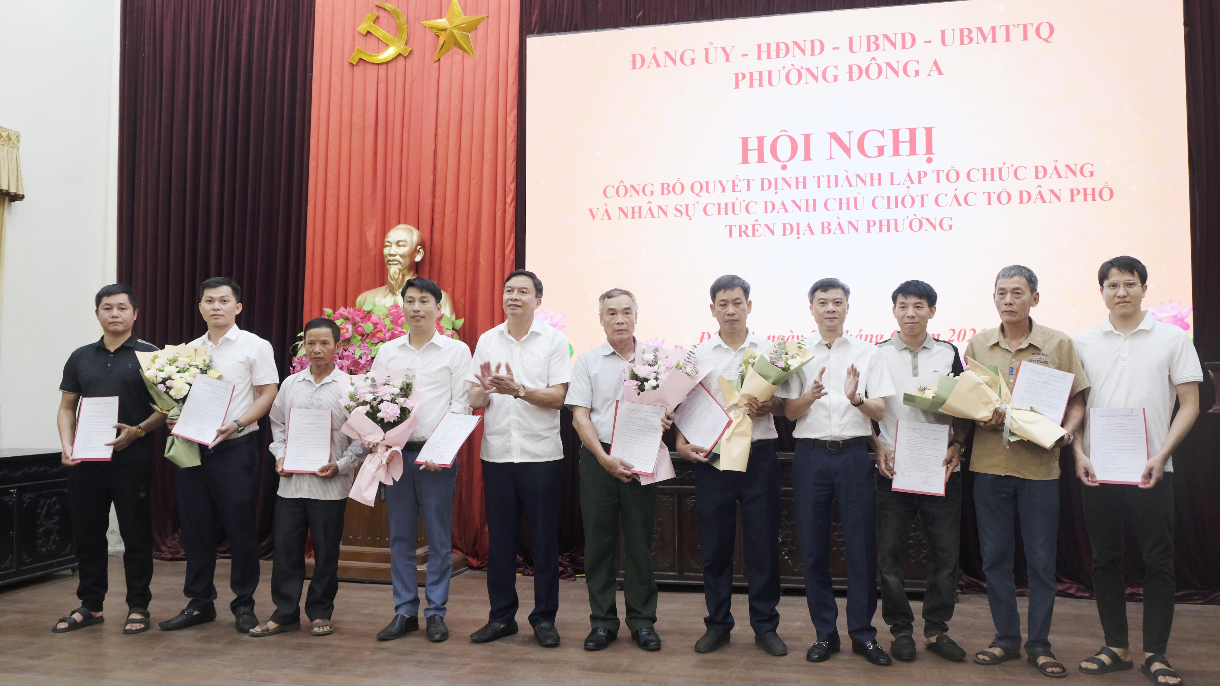 Trao quyết định thành lập chi bộ