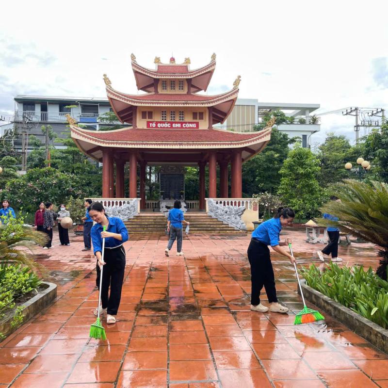 BAN CHỈ HUY QUÂN SỰ PHƯỜNG ĐỒNG VĂN PHỐI HỢP VỚI ĐOÀN THANH NIÊN, HỘI PHỤ NỮ, TỔ DÂN PHỐ, CÁC NHÀ TRƯỜNG TỔ CHỨC DỌN VỆ SINH TẠI CÁC NGHĨA TRANG LIỆT SĨ.