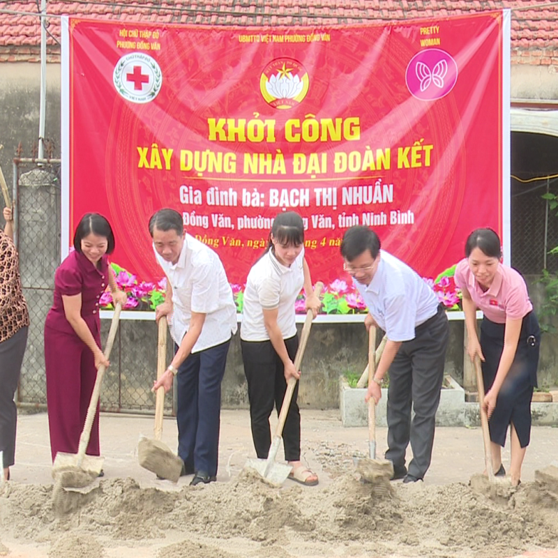 Ủy ban MTTQ Việt Nam phường phối hợp Hội Chữ thập đỏ phường Đồng Văn tổ chức khởi công xây dựng nhà Đại đoàn kết cho gia đình bà Bạch Thị Nhuần ở Tổ dân phố Đồng Văn