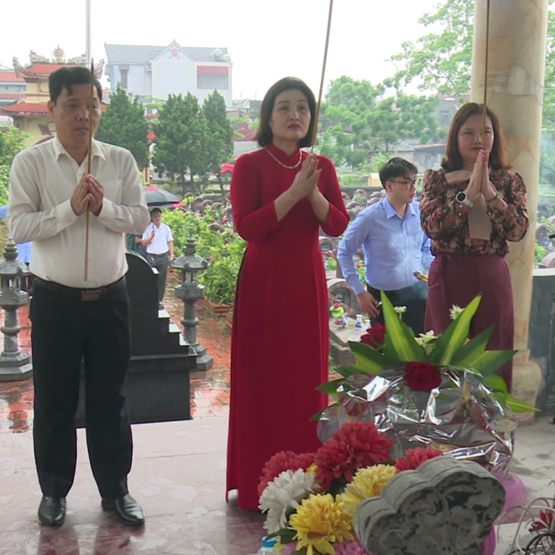 Đảng ủy - HĐND - UBND - Ủy ban MTTQ Việt Nam phường Đồng Văn tổ chức Lễ viếng nghĩa trang liệt sỹ và Nhà tưởng niệm đồng chí Nguyễn Hữu Tiến