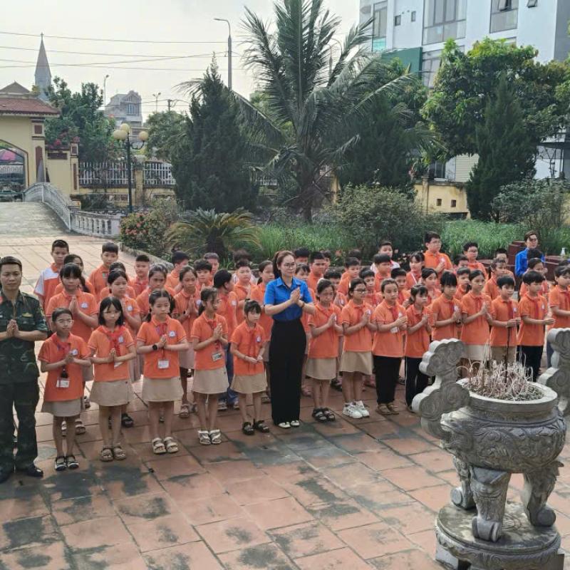 BAN CHỈ HUY QUÂN SỰ PHƯỜNG ĐỒNG VĂN PHỐI HỢP VỚI ĐOÀN THANH NIÊN PHƯỜNG, CÁC NHÀ TRƯỜNG TRÊN ĐỊA BÀN TỔ CHỨC DỌN DẸP CÁC NGHĨA TRANG LIỆT SĨ NHÂN DỊP KỶ NIỆM 30/4, 01/5