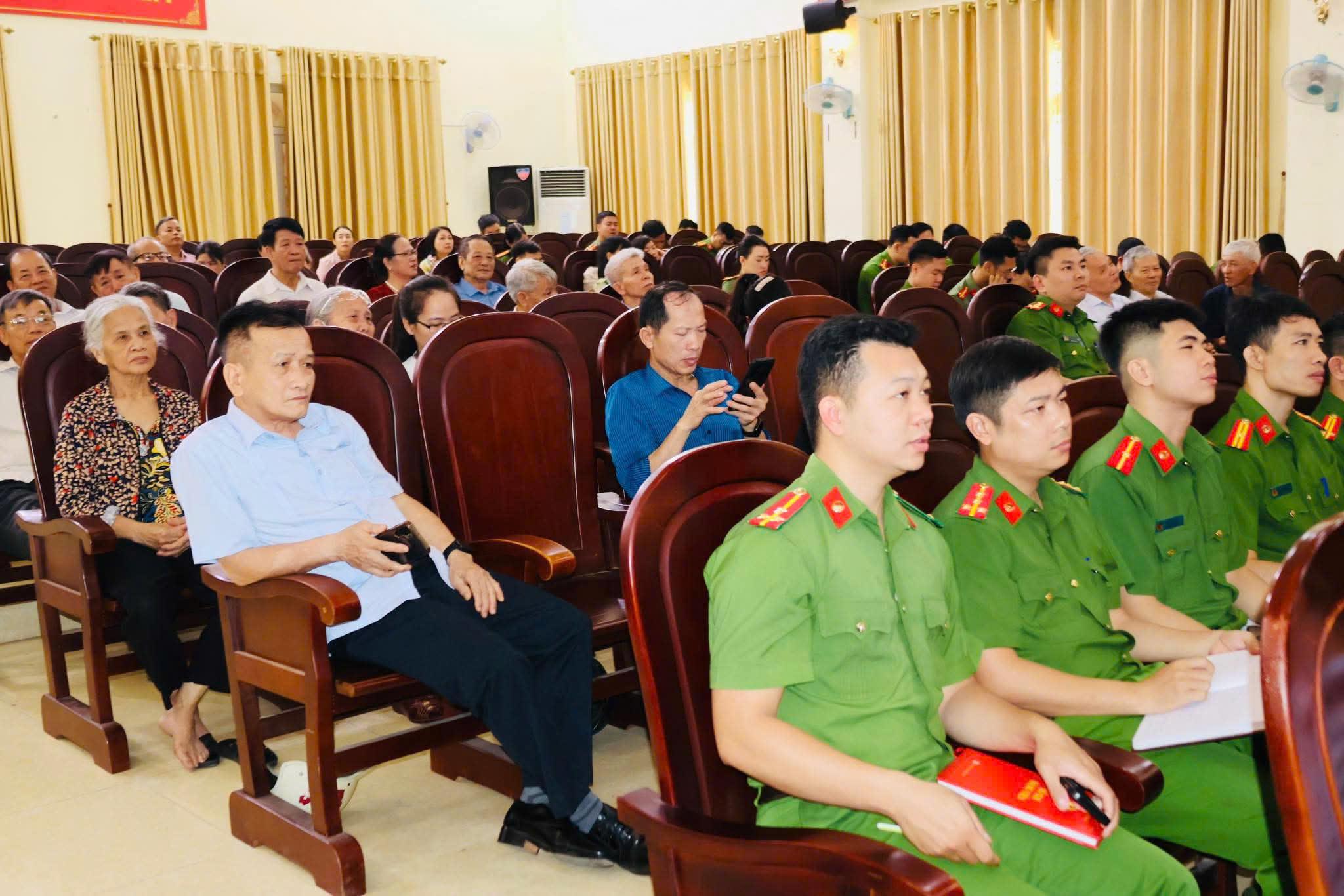 dai-bieu-tham-gia-hoc-tap-nghi-quyet-1-1776149440-352370.jpg