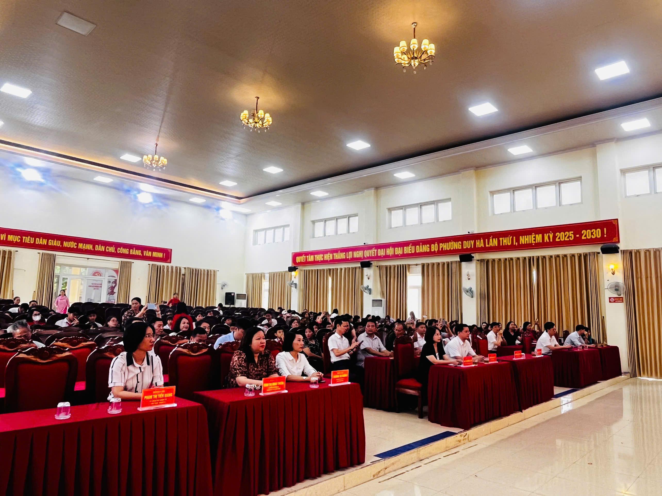 dai-bieu-ve-du-hoi-nghi-1-1779350334-439392.jpg