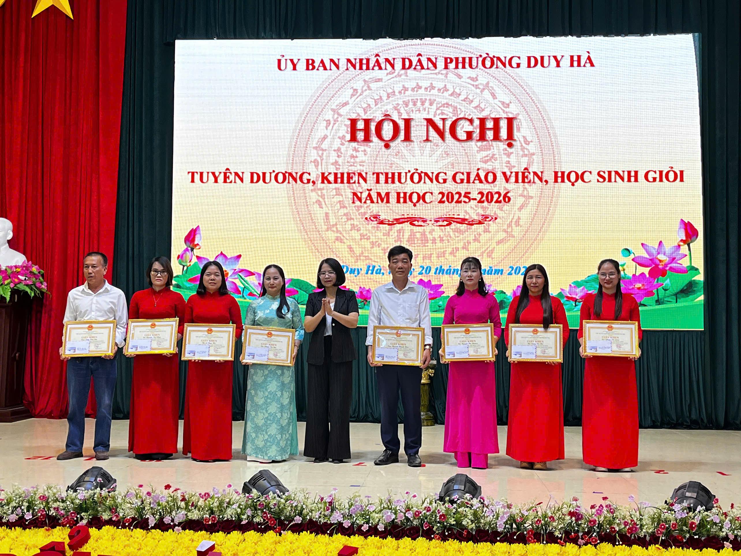 dong-chi-bi-thu-dang-uy-trao-giay-khen-1779350236-93930.jpg