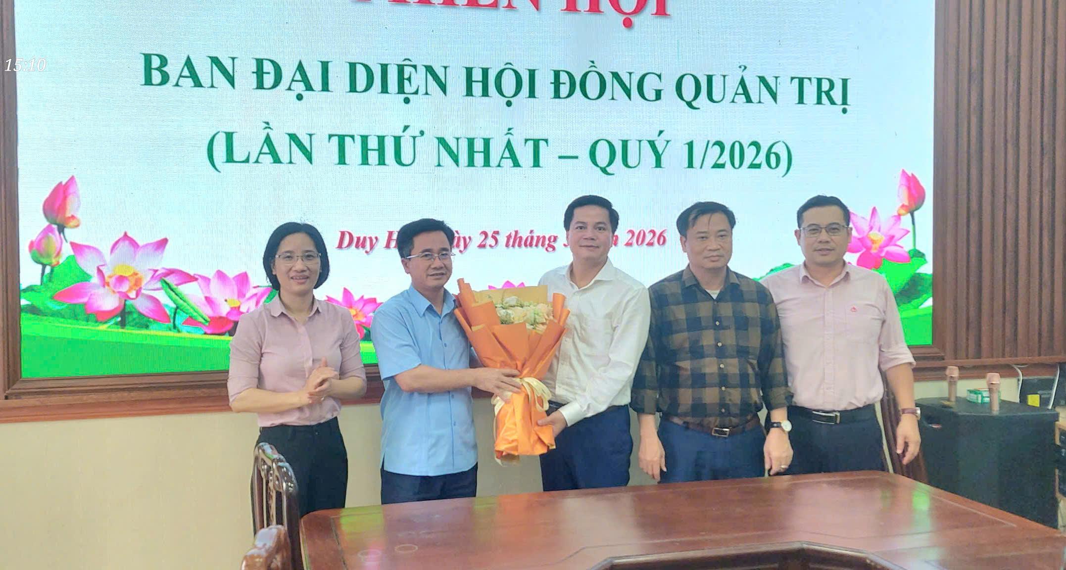 lanh-dao-dang-uy-tang-hoa-chuc-mung-1774576992-233400.jpg