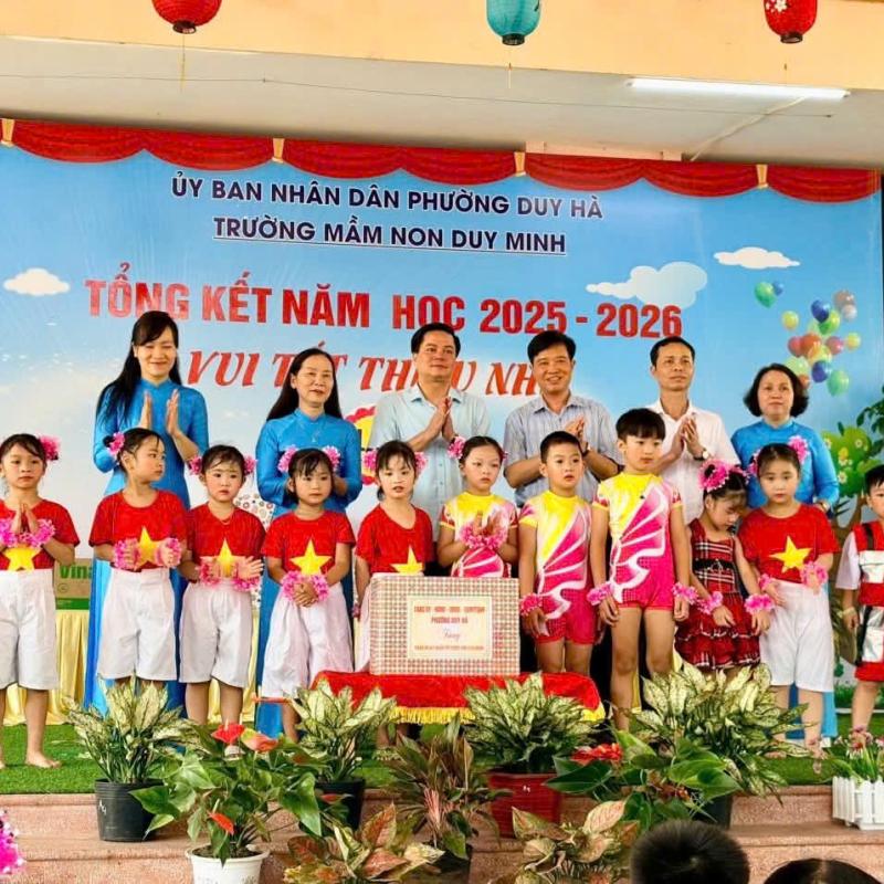 PHƯỜNG DUY HÀ THĂM, TẶNG QUÀ CÁC CHÁU THIẾU NHI NHÂN DỊP QUỐC TẾ THIẾU NHI 1/6