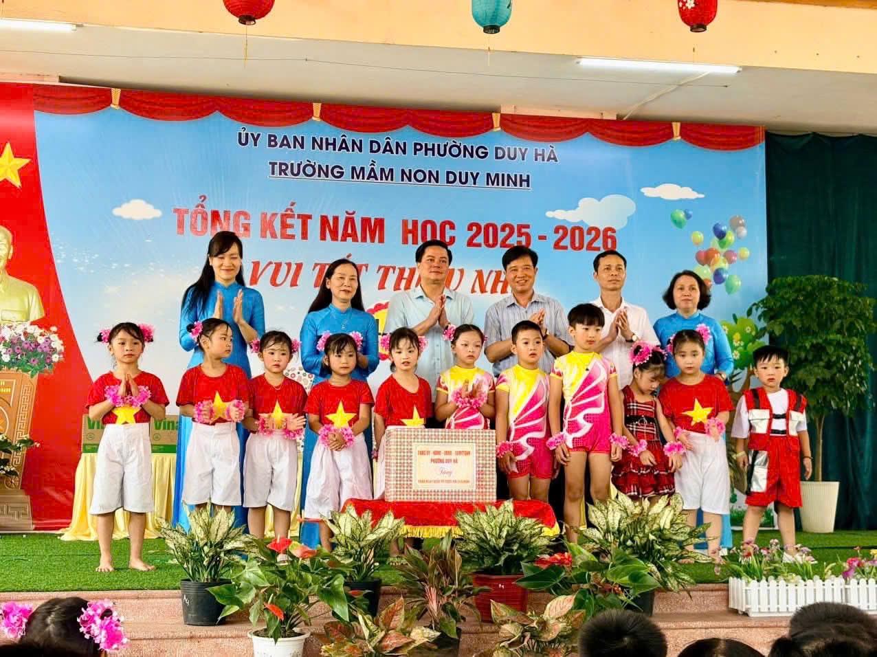 lanh-dao-phuong-tham-va-tang-qua-cac-chau-thieu-nhi-1780624613-171840.jpg