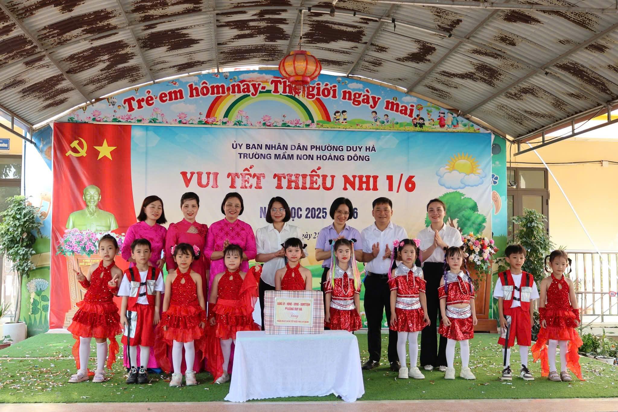 lanh-dao-phuong-tham-va-tang-qua-cac-chau-thieu-nhi-2-1-1780624425-496877.jpg