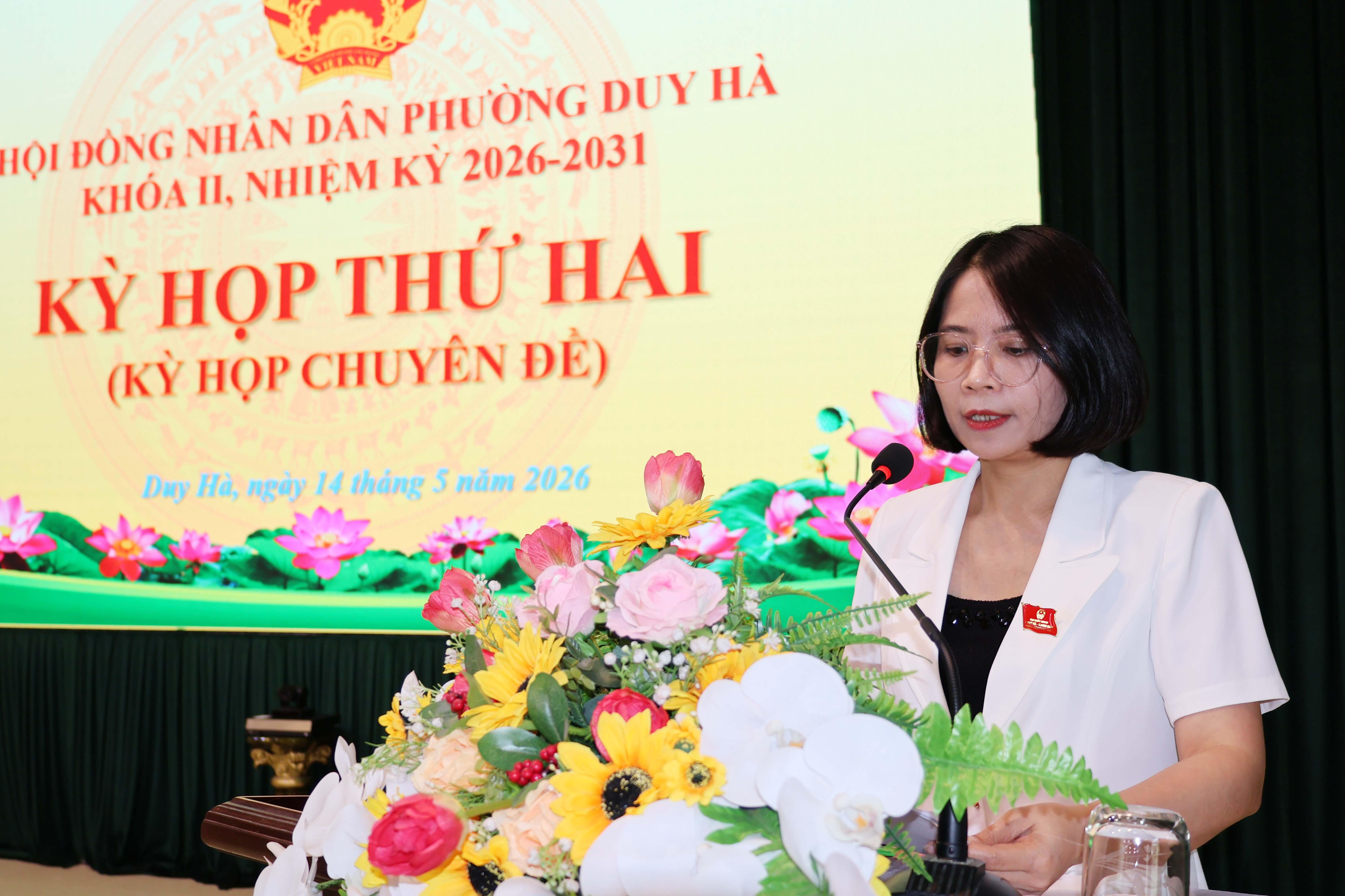 ngo-thi-huong-lan-bi-thu-dang-uy-chu-tich-hdnd-phuong-chu-tri-dieu-hanh-ky-hop-1779068051-117552.jpg
