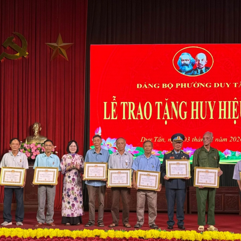 Đảng bộ phường Duy Tân tổ chức Lễ trao tặng Huy hiệu Đảng đợt 03/02 và đợt 19/5/2026