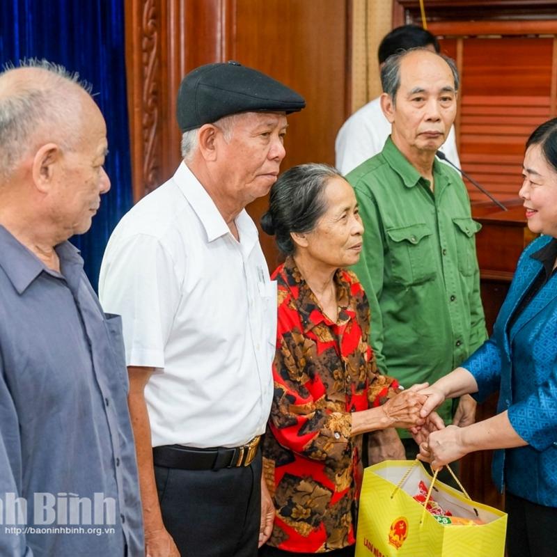 Chủ tịch Ủy ban Trung ương MTTQ Việt Nam Bùi Thị Minh Hoài thăm, tặng quà gia đình chính sách, người lao động khó khăn tại Dubai Palace