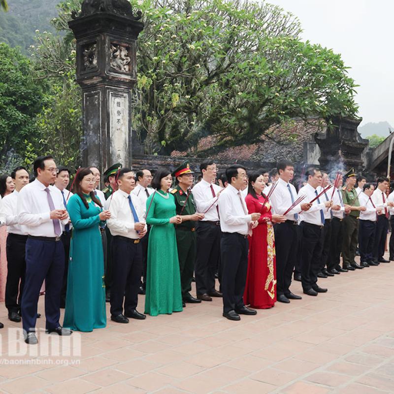 Đoàn đại biểu lãnh đạo tỉnh dâng hương tại Khu Di tích Quốc gia đặc biệt Cố đô Hoa Lư