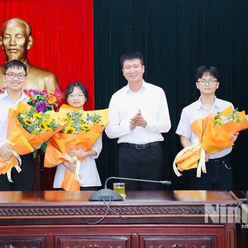 Đồng chí Bí thư Tỉnh ủy Trần Huy Tuấn gặp mặt, động viên học sinh giỏi của tỉnh tham dự kỳ thi Olympic Châu Á - Thái Bình Dương năm 2026