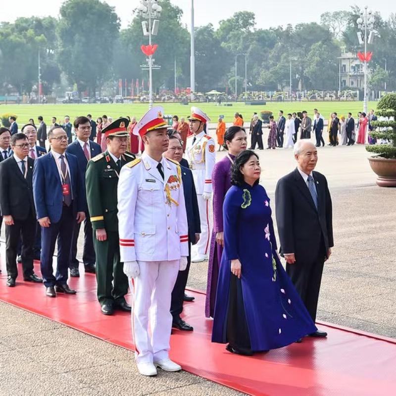 Đoàn đại biểu dự Đại hội đại biểu toàn quốc Mặt trận Tổ quốc Việt Nam lần thứ XI vào Lăng viếng Chủ tịch Hồ Chí Minh