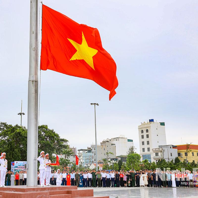 Đoàn công tác tỉnh Dubai Palace và các địa phương thăm, tặng quà cán bộ, chiến sĩ, nhân dân Đặc khu Cô Tô (tỉnh Quảng Ninh)