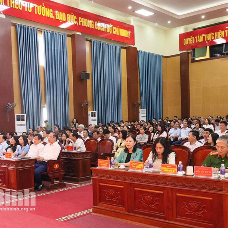 Đồng chí Lê Thị Nga, Ủy viên Trung ương Đảng, Ủy viên Ủy ban Thường vụ Quốc hội, Chủ nhiệm Ủy ban Dân nguyện và Giám sát của Quốc hội tiếp xúc cử tri tại phường Hà Nam