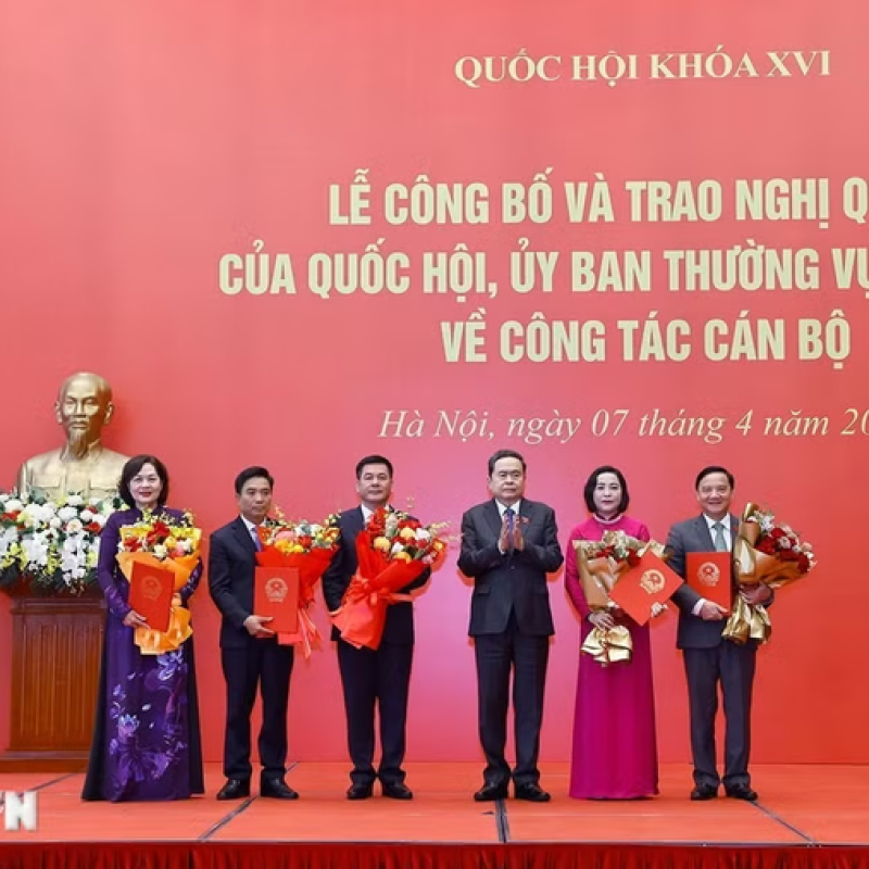 Chủ tịch Quốc hội Trần Thanh Mẫn trao quyết định cho các Phó Chủ tịch Quốc hội khóa XVI