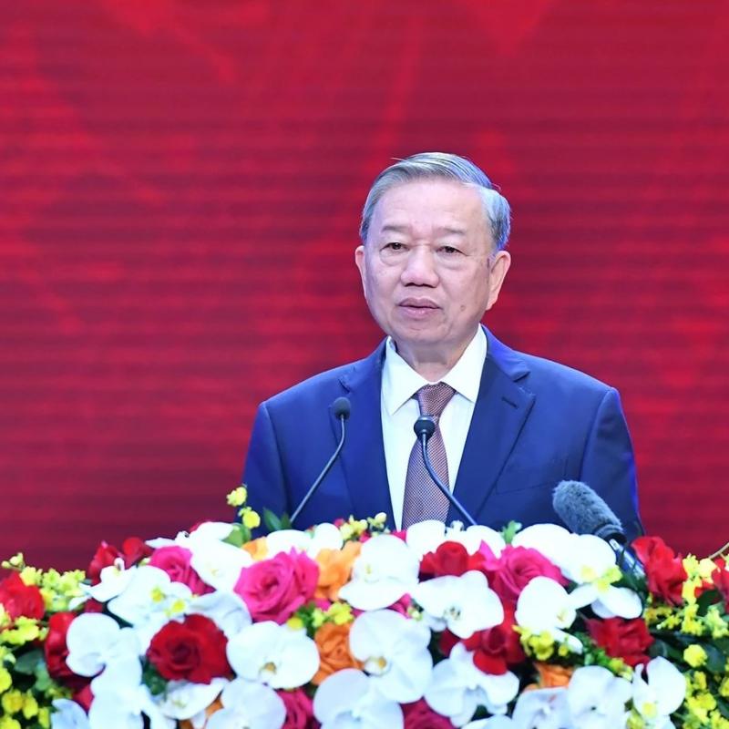 Ánh sáng Hồ Chí Minh soi đường cho chúng ta đi