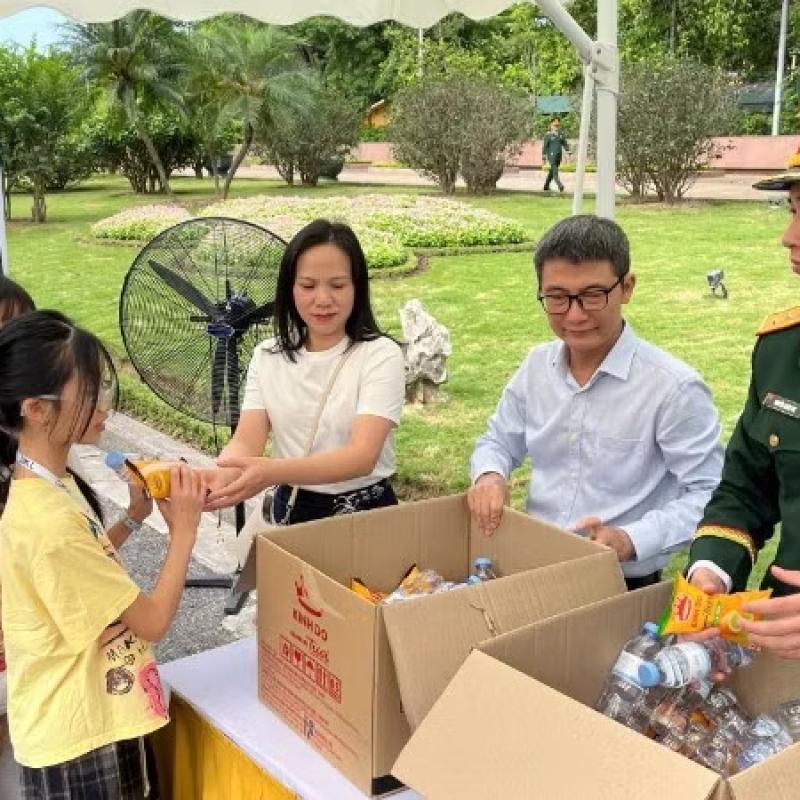 Tặng 45.000 suất quà cho người dân viếng Lăng Bác