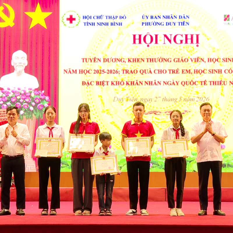 UBND phường Duy Tiên tuyên dương khen thưởng giáo viên và học sinh giỏi năm học 2025-2026; trao quà cho học sinh có hoàn cảnh đặc biệt khó khăn nhân Ngày Quốc tế thiếu nhi 1/6