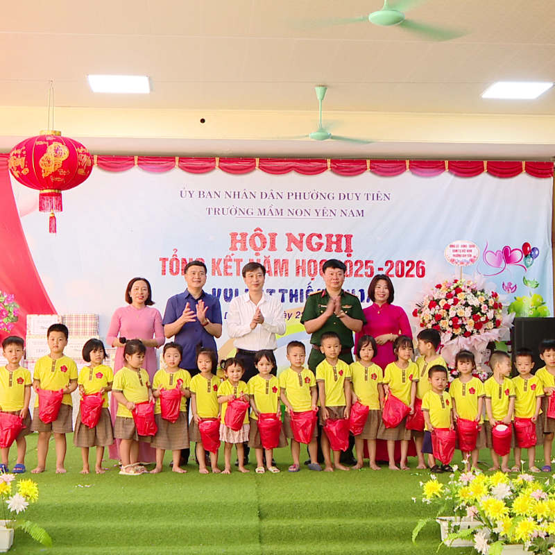 Phường Duy Tiên tổ chức các đoàn đi thăm, tặng quà thiếu nhi các trường mầm non trên địa bàn