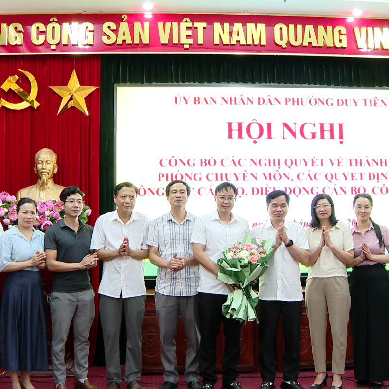 UBND phường Duy Tiên công bố các Quyết định về thành lập phòng chuyên môn và công tác cán bộ