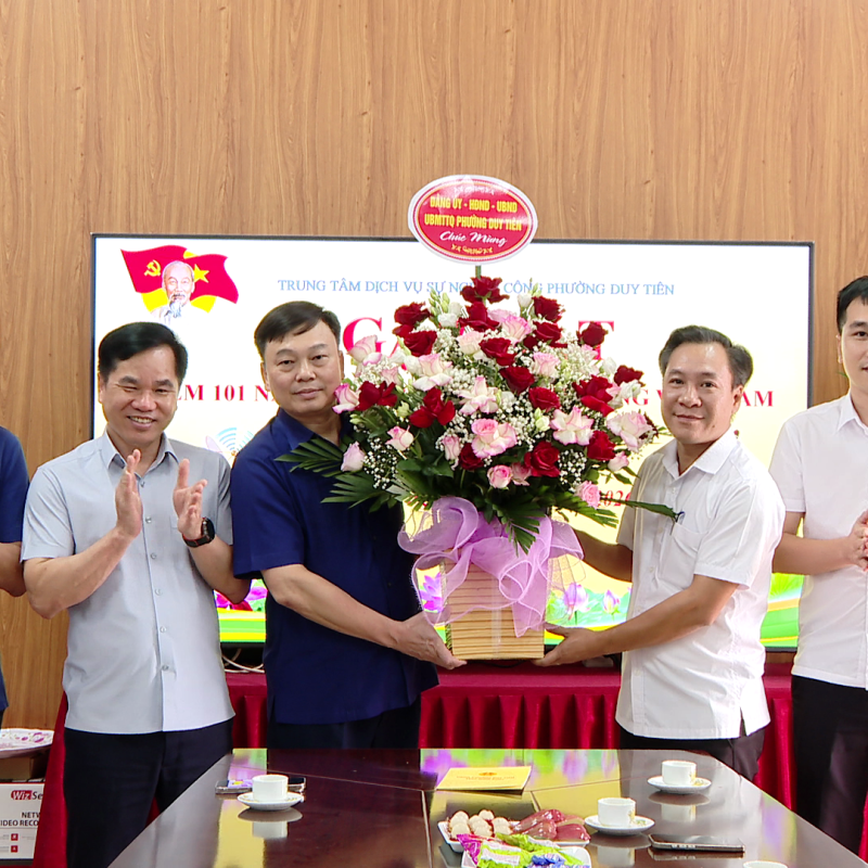 Lãnh đạo phường Duy Tiên chúc mừng Xóc đĩa online - Dubai Palace Casino Dịch vụ sự nghiệp công nhân dịp kỷ niệm 101 năm Ngày báo chí cách mạng Việt Nam