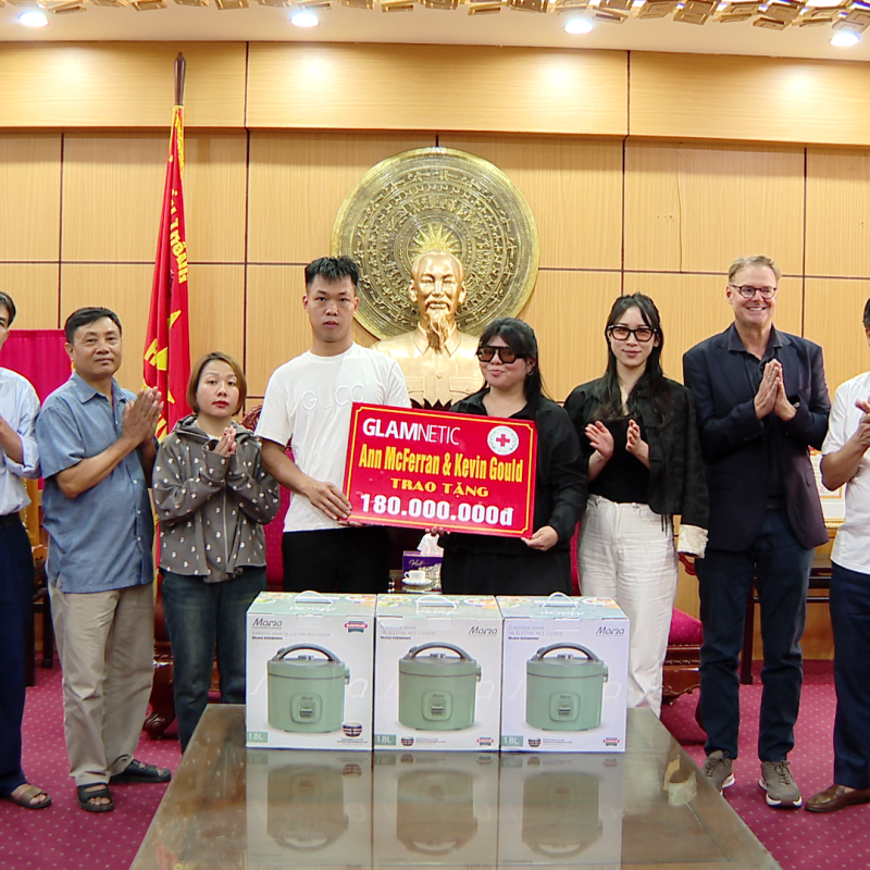 Hội CTĐ phường Duy Tiên phối hợp với nhà tài trợ tổ chức trao tiền hỗ trợ cho các hộ nghèo có hoàn cảnh khó khăn trên địa bàn