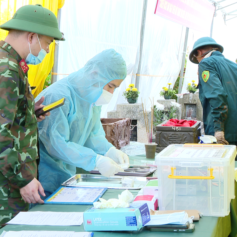 Phường Duy Tiên tổ chức dâng hương tưởng niệm các Anh hùng liệt sĩ và triển khai lấy mẫu hài cốt liệt sĩ đối với các phần mộ chưa xác định được thông tin