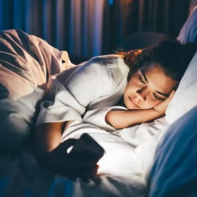 Những thói quen buổi tối âm thầm hại thận bạn cần tránh